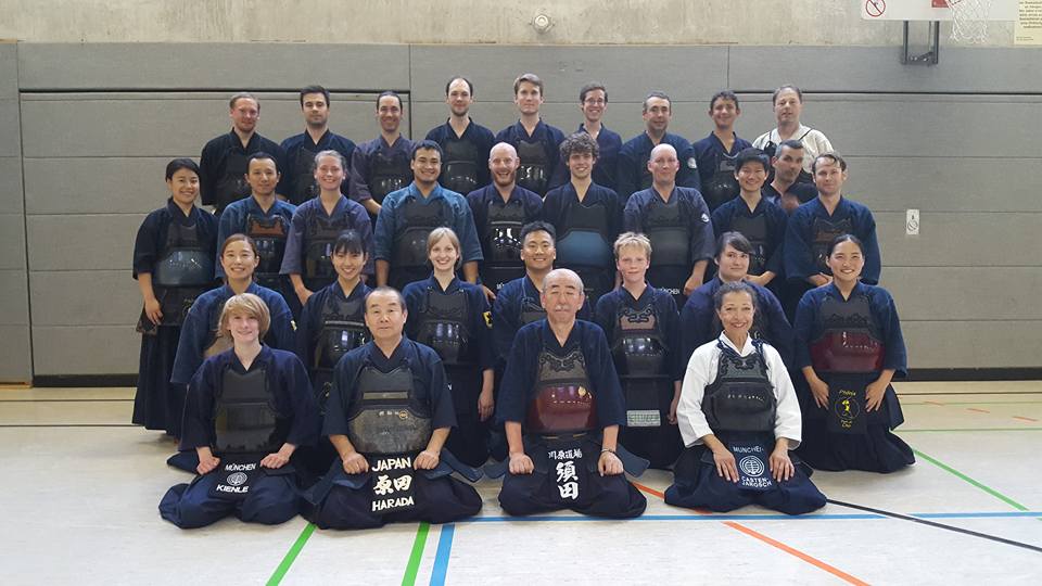 Mitglieder von Kendo München gemeinsam im Dojo